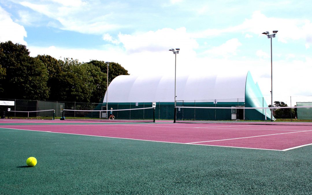 The differences between indoor and outdoor tennis