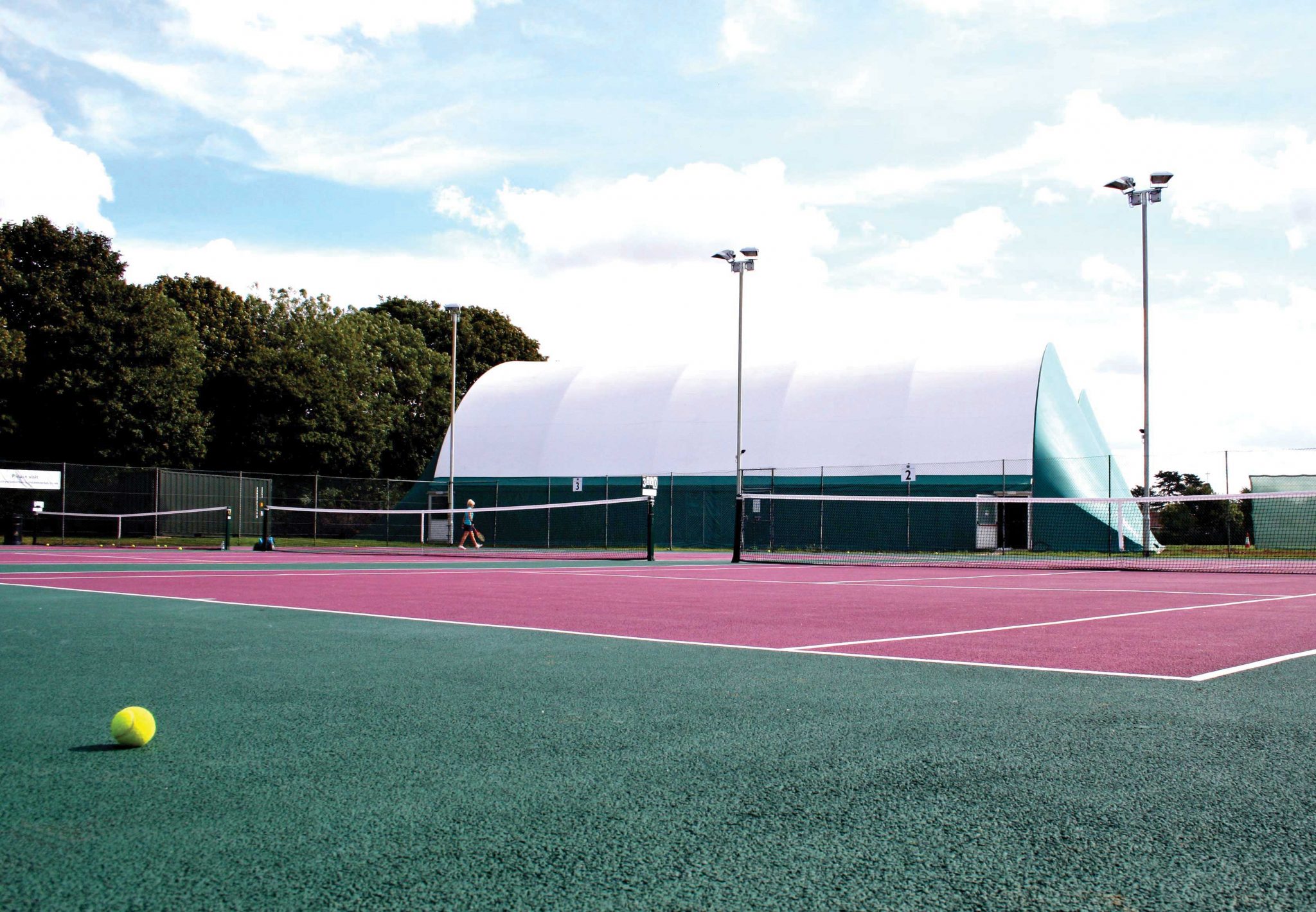 The differences between indoor and outdoor tennis